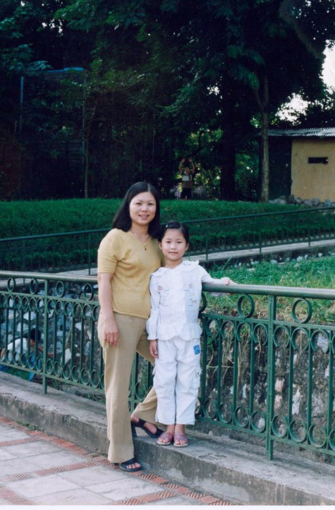 Hương Tràm và mẹ trong một chuyến thăm Hà Nội khi còn nhỏ.